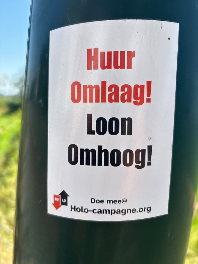 Huur omlaag! Loon omhoog! sticker in Oosterbeek