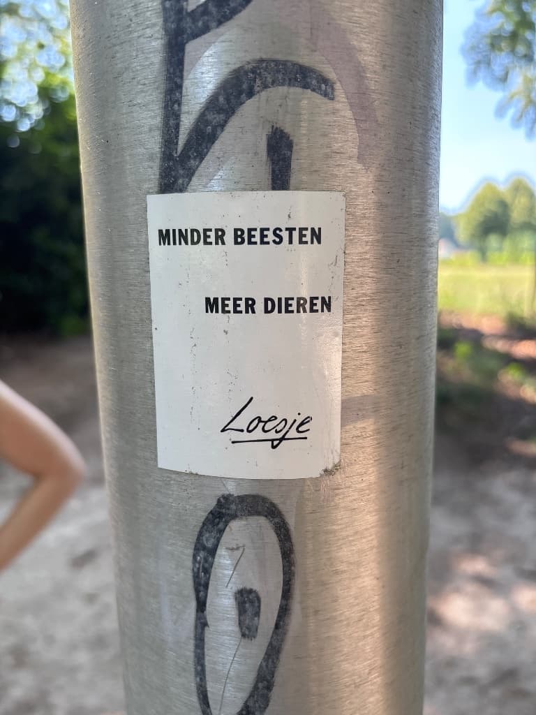 Minder beesten meer dieren Loesje sticker in Oosterbeek