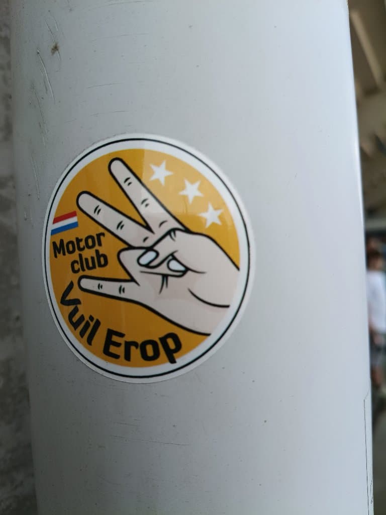 Motor club vuil erop sticker in Assen