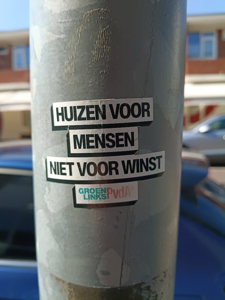 Huizen voor mensen sticker in Groningen