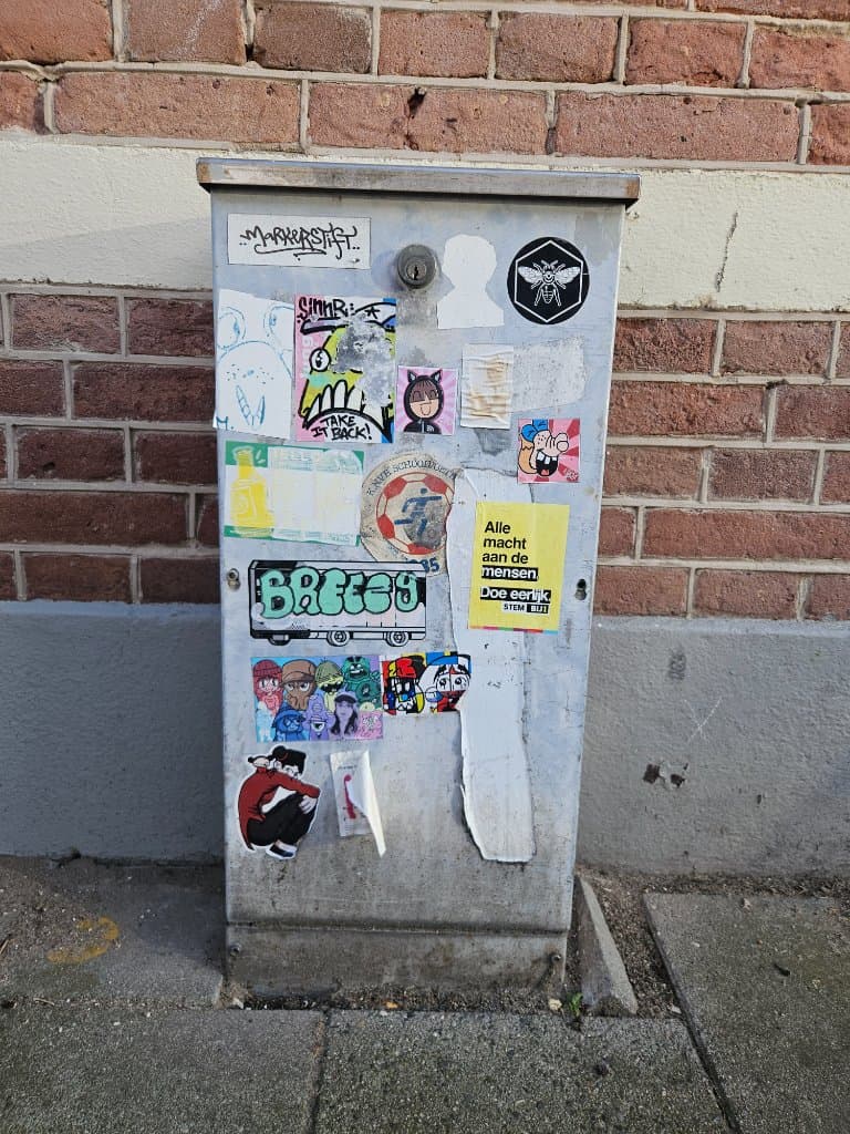 Alle macht aan de mensen Bij1 sticker in Zwolle