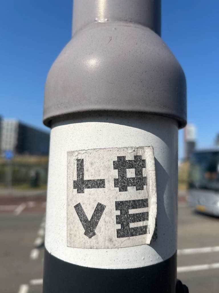 LO VE sticker in Rotterdam